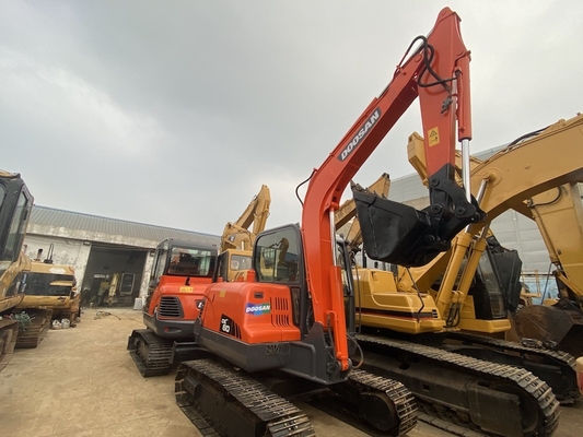 Excavadora original do Doosan DX60 de 6 toneladas com 39,7 kW de potência e 0,21 m3 de capacidade de balde