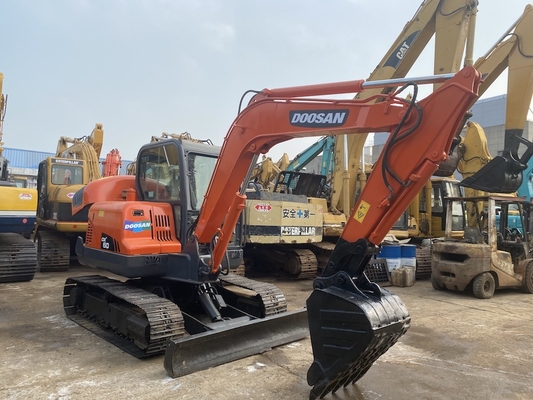 Excavadora original do Doosan DX60 de 6 toneladas com 39,7 kW de potência e 0,21 m3 de capacidade de balde