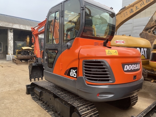 Excavadora original do Doosan DX60 de 6 toneladas com 39,7 kW de potência e 0,21 m3 de capacidade de balde
